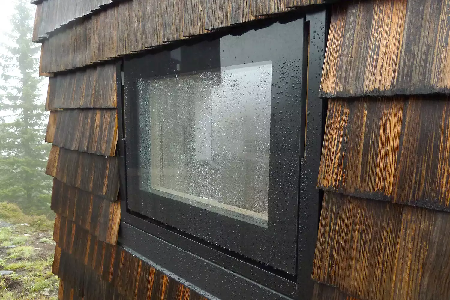 Steppet glass - Karmløse vinduer med steppet glass gir bygg et unikt og futuristisk utseende